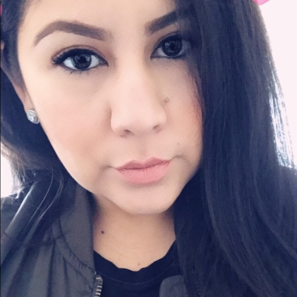 Meet your Posher, Cynthia - Picture 1 of 1